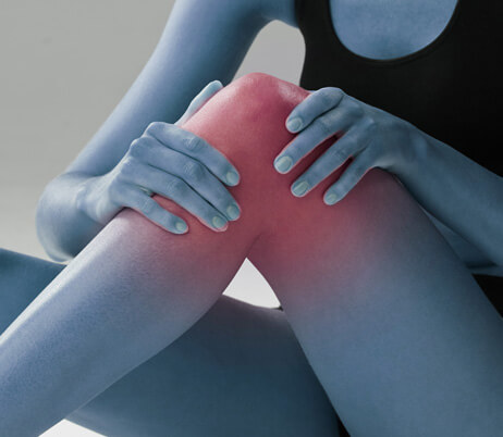Woman experiencing knee pain who needs to see knee replacement doctors near her.