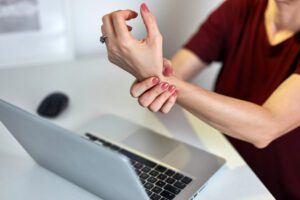Freelancer working from home and having pain in the wrist