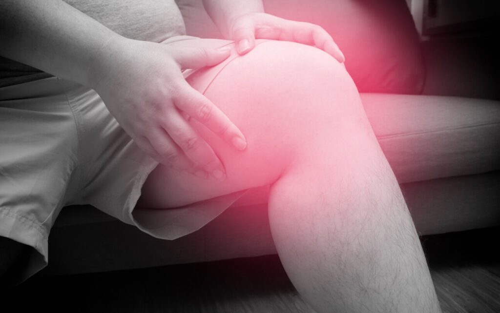 A man suffering from pain in knee