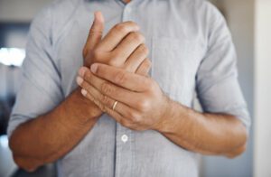 man has wrist pain from carpal tunnel syndrome